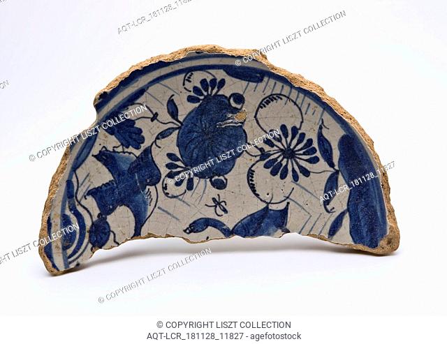 Fragment majolica dish, with part of 'Chinese garden' in blue, dish plate tableware holder soil find ceramic earthenware glaze tin glaze lead glaze, ring 9