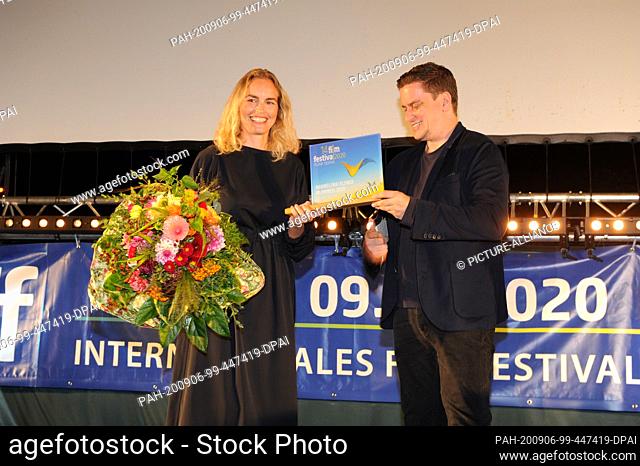 05 September 2020, Bavaria, Starnberg: The actress Nina Hoss receives the Hannelore-Elsner Acting Prize from Dominik Elstner, son of the actress Elstner