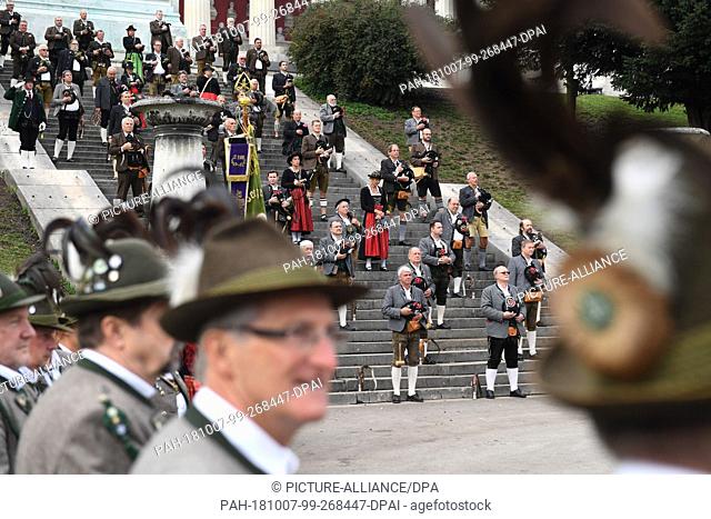 07 October 2018, Bavaria, Munich: The shooters take off their hats after the traditional saluting gun shooting on a staircase at the Theresienwiese on the last...