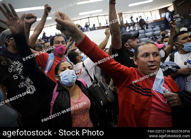 21 January 2022, Honduras, Tegucigalpa: People protest after the gerandel in the election of the new chairman of the Chamber of Deputies