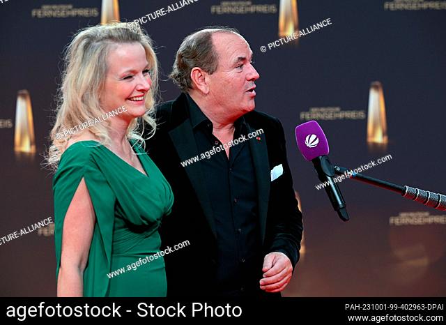 28 September 2023, North Rhine-Westphalia, Cologne: Presenter Wolfram Kons and wife Alexa Apermann arrive at the gala and award ceremony of the German...