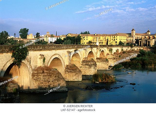 Townscape with Puente Romano, Roman bridge, Rio Guadalquivir, Guadalquivir River, Historic Centre of Cordoba, Cordova, Andalusia, Spain