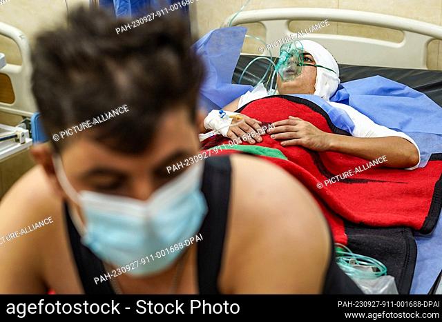 27 September 2023, Iraq, Hamdaniya: An Iraqi boy with burns in multiple parts of his body lies on a bed in a hospital in Hamdaniya