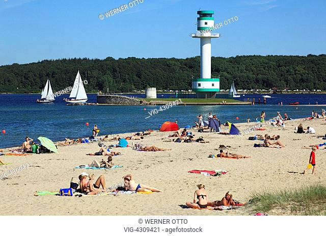 DEUTSCHLAND, KIEL, FRIEDRICHSORT, 27.06.2011, D-Kiel, Kiel Fjord, Baltic Sea, Schleswig-Holstein, D-Kiel-Friedrichsort, Falckenstein Beach, sunbathing people