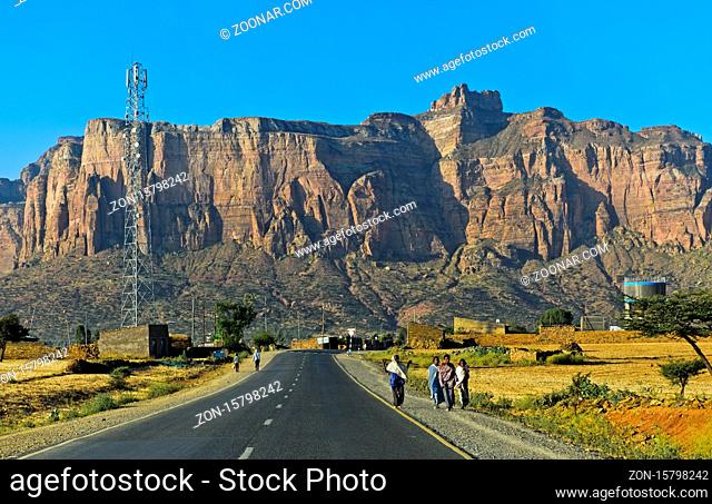 Asphaltierte Landstrasse führt zum Gheralta Bergmassiv, Hawzien, Tigray, Äthiopien / Rural tarmac road leading to the Gheralta mountain range, Hawzien, Tigray
