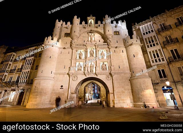 Spain, Burgos, Arco de Santa Maria by night