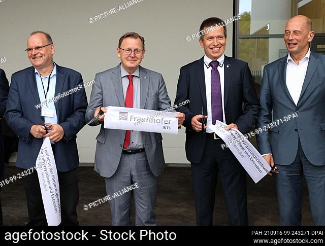 16 September 2021, Thuringia, Hermsdorf: Alexander Michaelis(l-r), Director of the Fraunhofer Institute for Ceramic Technologies and Systems IKTS