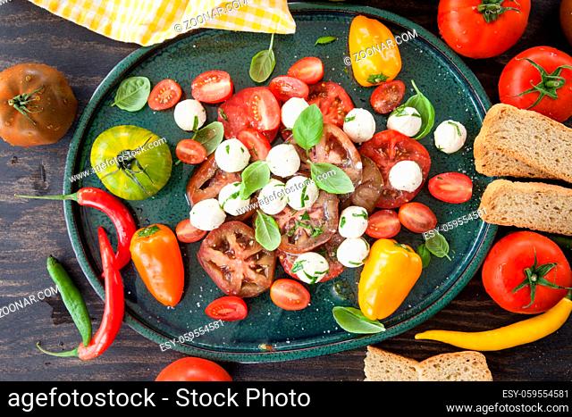 Frischer Tomatensalat mit Mozzarella und Basilikum