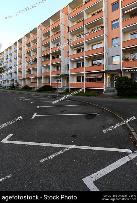 06 November 2020, Saxony, Chemnitz: The Markersdorf district appears empty during the evacuation. After the discovery of an aerial bomb from the Second World...