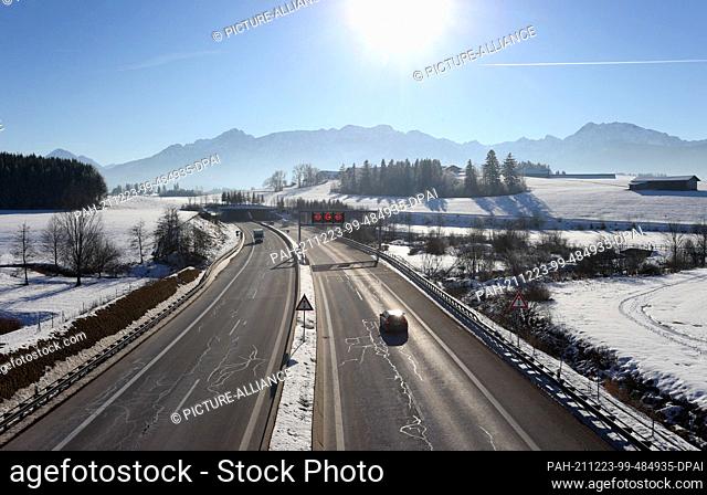 22 December 2021, Bavaria, Füssen: Only a few cars drive on the Autobahn 7 (A7) near the border to Austria. Photo: Karl-Josef Hildenbrand/dpa
