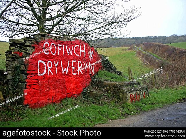 22 January 2020, United Kingdom, Llanrhystud: On a stone wall near the Welsh seaside town is the saying ""Cofiwch Dryweryn"" (""Remember Tryweryn"")