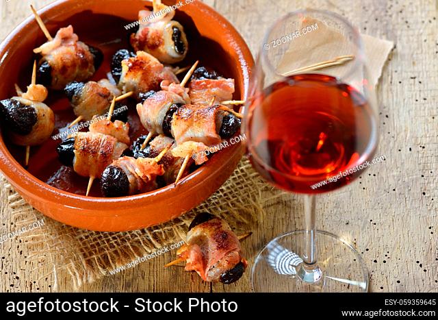 Leckere Tapas: Getrocknete Pflaumen in Speck gerollt und gebraten, dazu ein Glas Old Tawny Portwein ? Delicious Spanish tapas: Fried prunes wrapped in bacon...