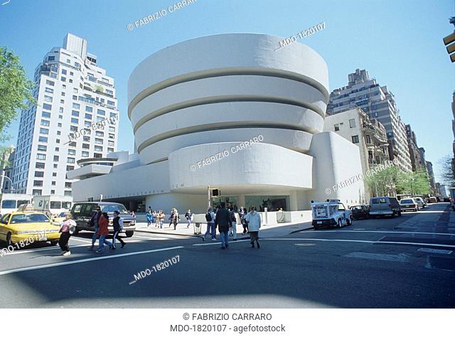 The outer front of the Guggenheim Museum that reminds, as requested by the designer Frank Lloyd Wright, of a white ribbon waving itself round