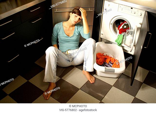 Eine junge Frau ist gestresst von der Hausarbeit, 2006 - Hamburg, Germany, 31/07/2006