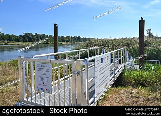 16 September 2023, Brandenburg, Aurith: The new ferry dock on the German-Polish border river Oder north of Eisenhüttenstadt is closed due to low water