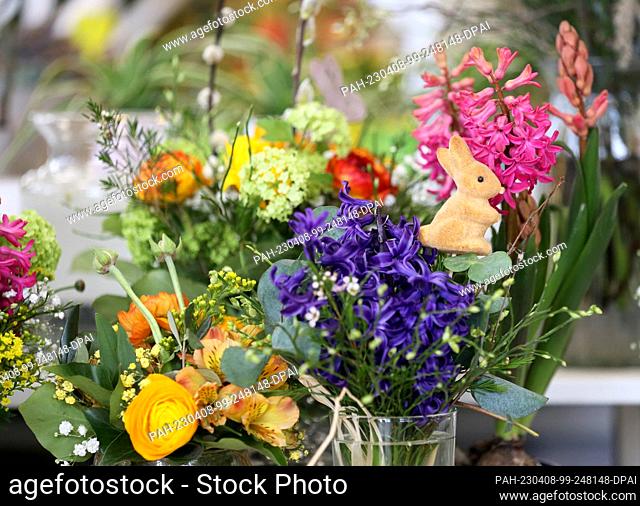 06 April 2023, North Rhine-Westphalia, Essen: Ranunculus and hyacinths stand in vases for sale in the flower store ""Florenia""