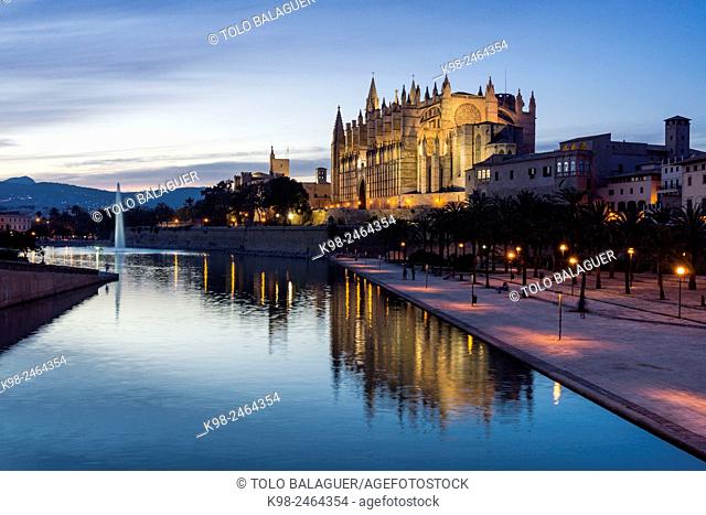 Spain, Balearic islands, Majorca, Palma, Palma cathedral at night (La Seu)