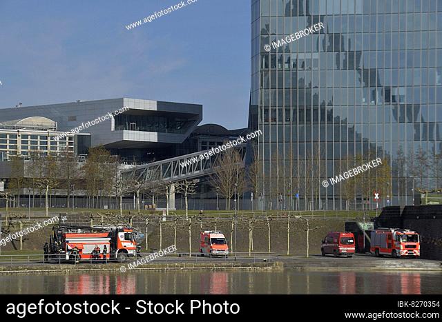 Feuerwehrübung am Fuß der Europäischen Zentralbank EZB, Frankfurt, Hessen, Deutschland