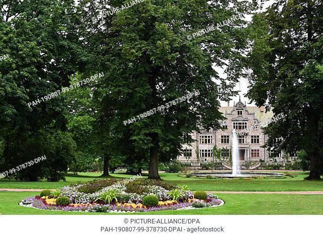 07 August 2019, Thuringia, Bad Liebenstein: Flowers bloom in the park in front of Altenstein Castle. The summer residence of the Dukes of Saxony-Meiningen with...