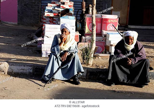 TWO OLD MUSLIM MEN; NAGAA EL-SHAIKH ABOU AZOUZ, EGYPT; 07/01/2013