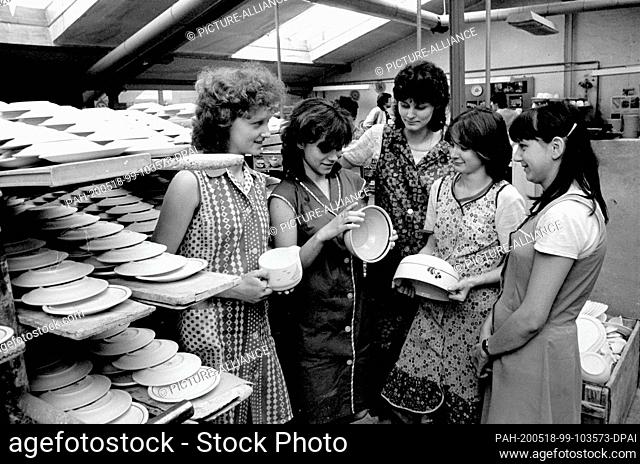 30 November 1986, Saxony, Torgau: A women's youth brigade in the VEB earthenware factory in Torgau at the end of the 1980s