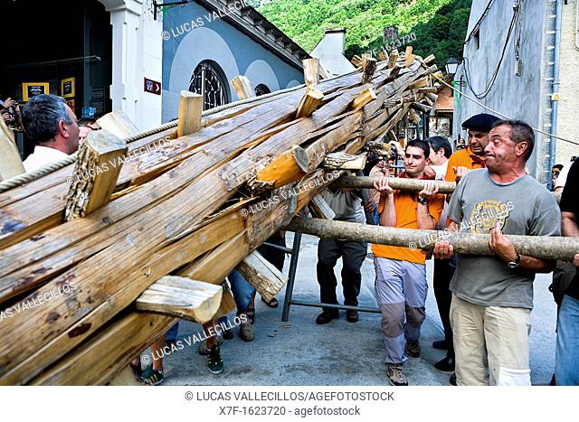 Les  Haro's party  Trunk of fir of approximately 11 meters of length Quilhada  Six days after burning the Haro, again the citizens of Les put the new Haro in...
