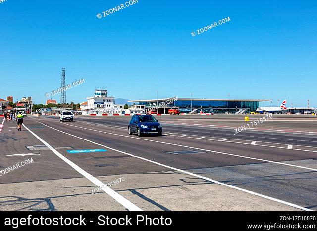 Gibraltar - 29. Juli 2018: Straße auf der Start- und Landebahn des Flughafens Gibraltar (GIB) Airport mit Terminal