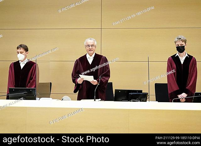 29 November 2021, Baden-Wuerttemberg, Karlsruhe: Stephan Seiters (M), presiding judge, stands in the hearing room of the Federal Supreme Court (BGH)
