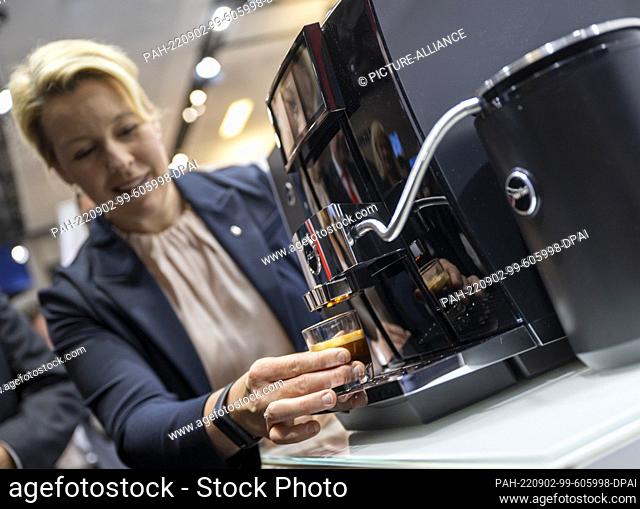 02 September 2022, Berlin: Franziska Giffey (SPD), Governing Mayor of Berlin, gets an espresso from a fully automatic coffee machine during her tour of the IFA...