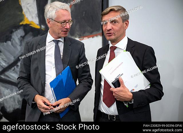 29 de agosto de 2023, Berlín: Peter Oliver Loew (l), Director del Instituto Alemán de Polonia, y Uwe Neumärker, Director del Memorial de la Fundación a los...