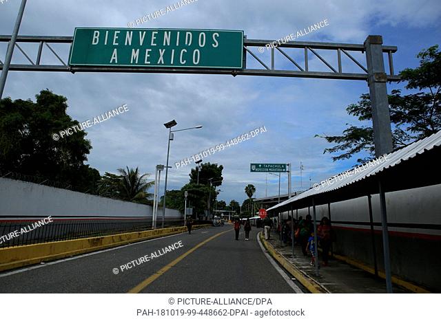 19 October 2018, Guatemala, Tecún Umán: 19 October 2018, Guatemala, Tecún Umán: Migrants from Honduras pass a sign ""Welcome to Mexico"" on the Guatemalan...