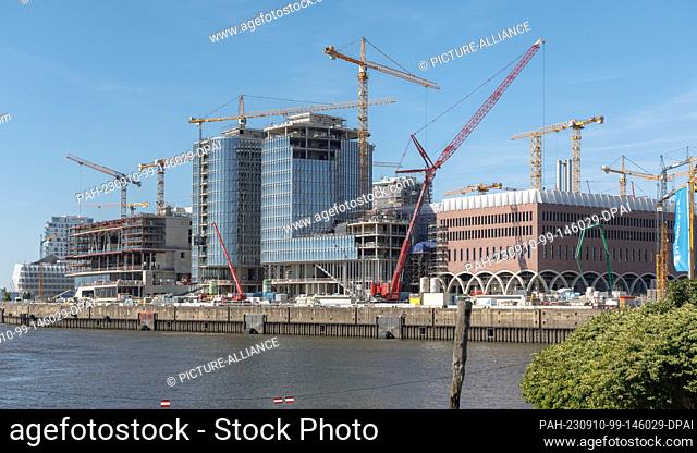 04 September 2023, Hamburg: The Ìberseequartier construction site in Hamburg's Hafencity. Among other things, 650 apartments, 4000 office workplaces