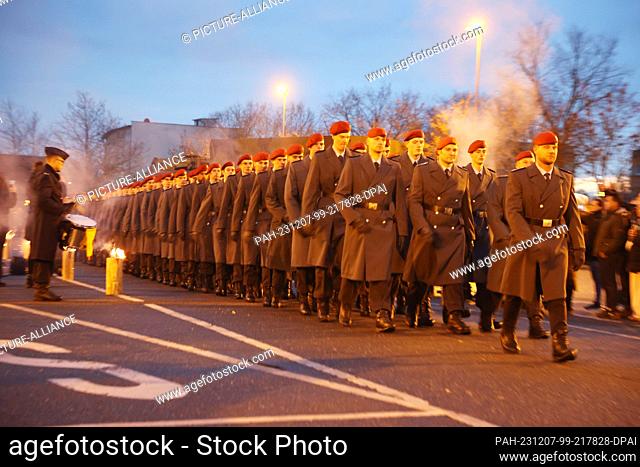 07 December 2023, Thuringia, Gera: Bundeswehr soldiers march at the public pledge for approx. 100 recruits of the 5th company of the armored engineer battalion...