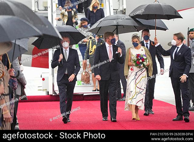 05 July 2021, Berlin: King Willem-Alexander of the Netherlands (3rd from right) and Queen Maxima are received at the military section of Berlin Brandenburg...