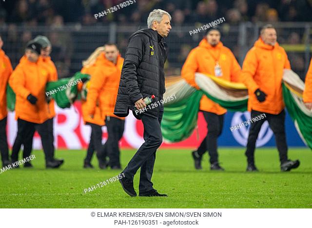 Lucien FAVRE (coach, DO) grips the thigh after he forgot an injury during the goal-jubilation and cheered too much, pain, pain, whole figure, football