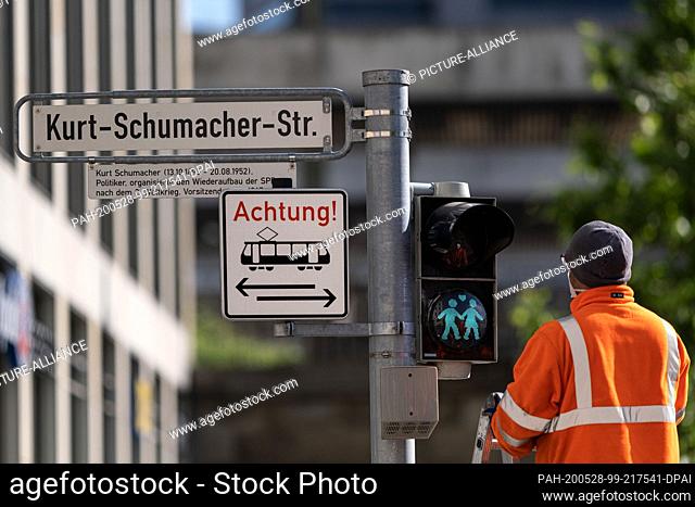 28 May 2020, Lower Saxony, Hanover: A technician installs one of the three new signal discs with different couples (lesbian