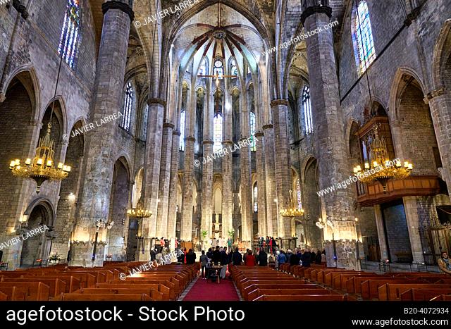 interior de la Basílica de Santa Maria del Mar, El Born, Barcelona, Catalonia, Spain. The Basilica of Santa Maria del Mar is a Gothic-style church in the El...