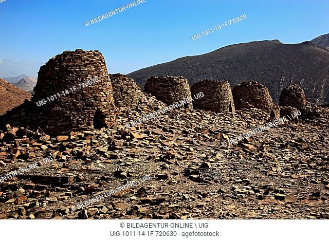 The beehive graves of Al-Ayn are because of her good condition and the situation on the edge of the Jebel Misht (comb mountain) the best known graves in the...
