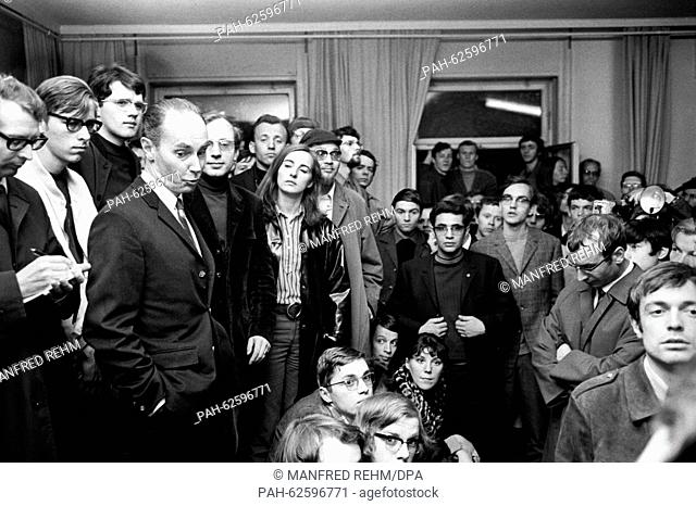 The head of the ""Institut Francaise"", Andre Badoux, speaks in front of students from Goethe University in Frankfurt on 06 May 1968