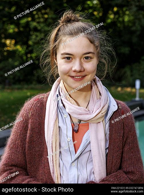 10 October 2022, Hamburg: Actress Hannah Schiller is on the set of the ZDF production ""Gäste zum Essen"". Photo: Axel Heimken/dpa