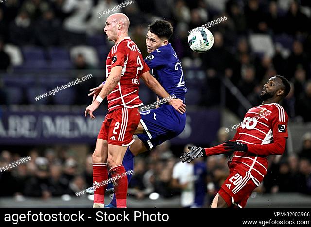 Standard's Gilles Dewaele and Anderlecht's Luis Vazquez fight for the ball during a soccer match between RSC Anderlecht and Standard de Liege