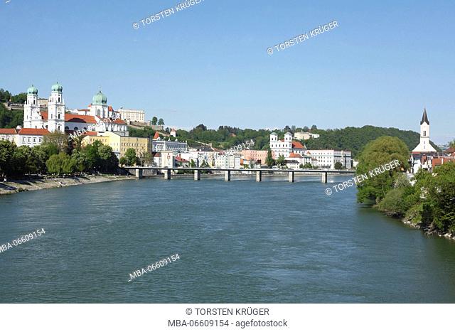 Marienbrücke (bridge), Inn (river) with St. Stephen's Cathedral, Old Town, Passau, Lower Bavaria, Bavaria, Germany, Europe
