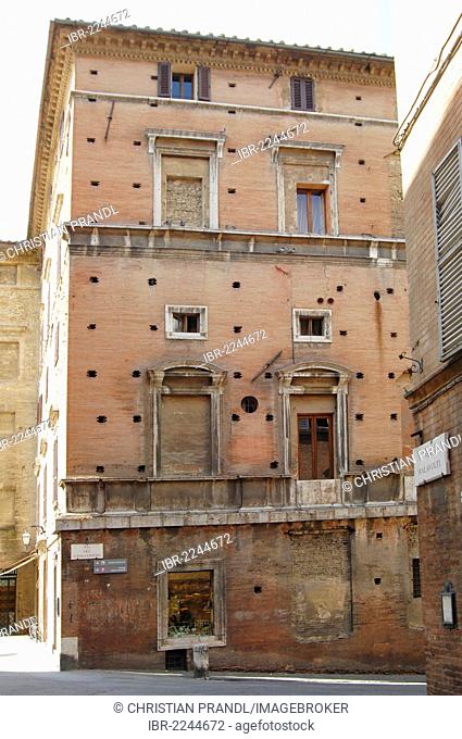 A run-down house, Siena, Tuscany, Italy, Europe