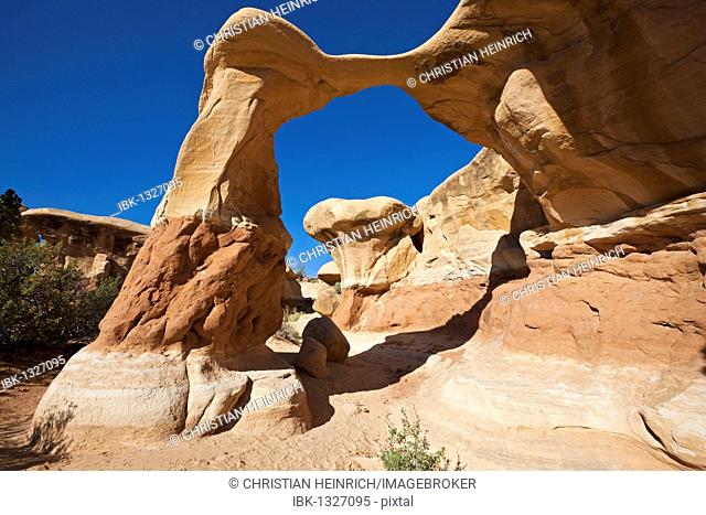 Metate Arch, natural rock arch in Devils Garden, Hole in the Rock Road, Grand Staircase-Escalante National Monument, Utah, USA