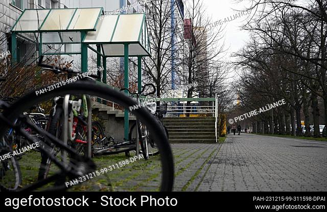PRODUCTION - 14 December 2023, Saxony, Leipzig: A broken bicycle stands in front of the entrance to a student hall of residence on Straße des 18