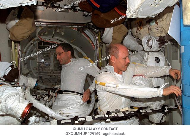 Astronauts Kenneth D. Bowersox (right) and Donald R. Pettit, Expedition Six mission commander and NASA ISS science officer, respectively