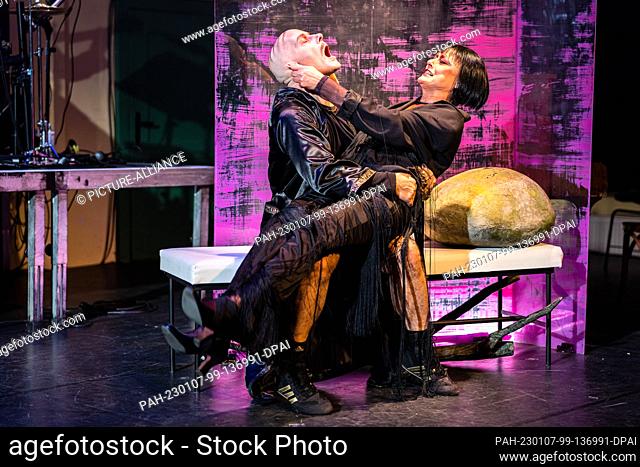 05 January 2023, Brandenburg, Cottbus: Cottbus State Theater actors Amadeus Gollner (Tom, l) and Sigrun Fischer (Myrtle) sit on stage at a dress rehearsal for...