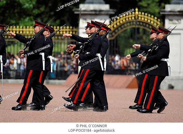 England, London, Buckingham Palace, Changing of the Guard ceremony at Buckingham Palace