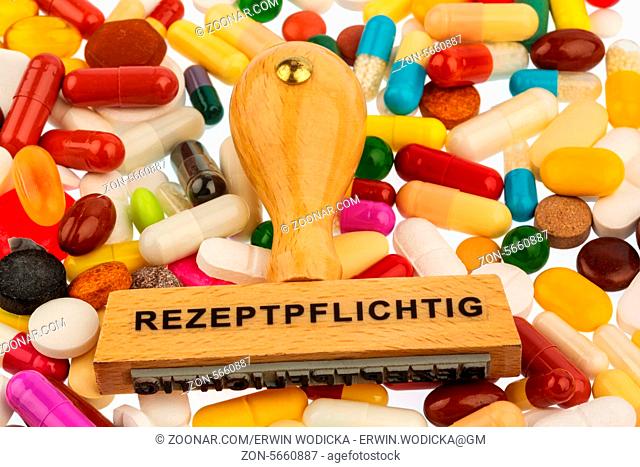 Stempel auf bunten Tabletten, Symbolfoto für Medikamente, Rezeptflicht und Zuzahlung