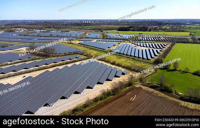 19 April 2023, Schleswig-Holstein, Wasbek: A new solar plant stands next to fields and the highway near Neumünster. Deutsche Bahn and the open-space...